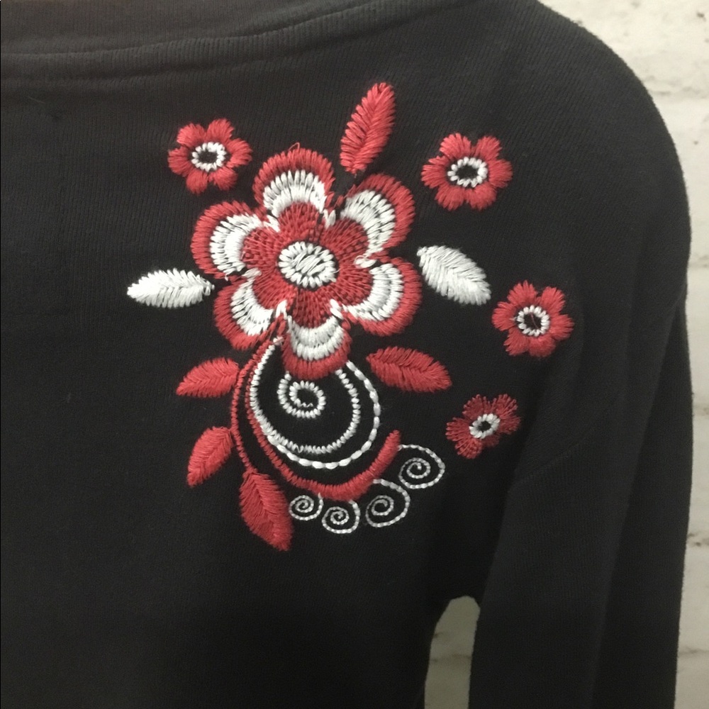 Embroidered blouse. - Picture 7 of 9
